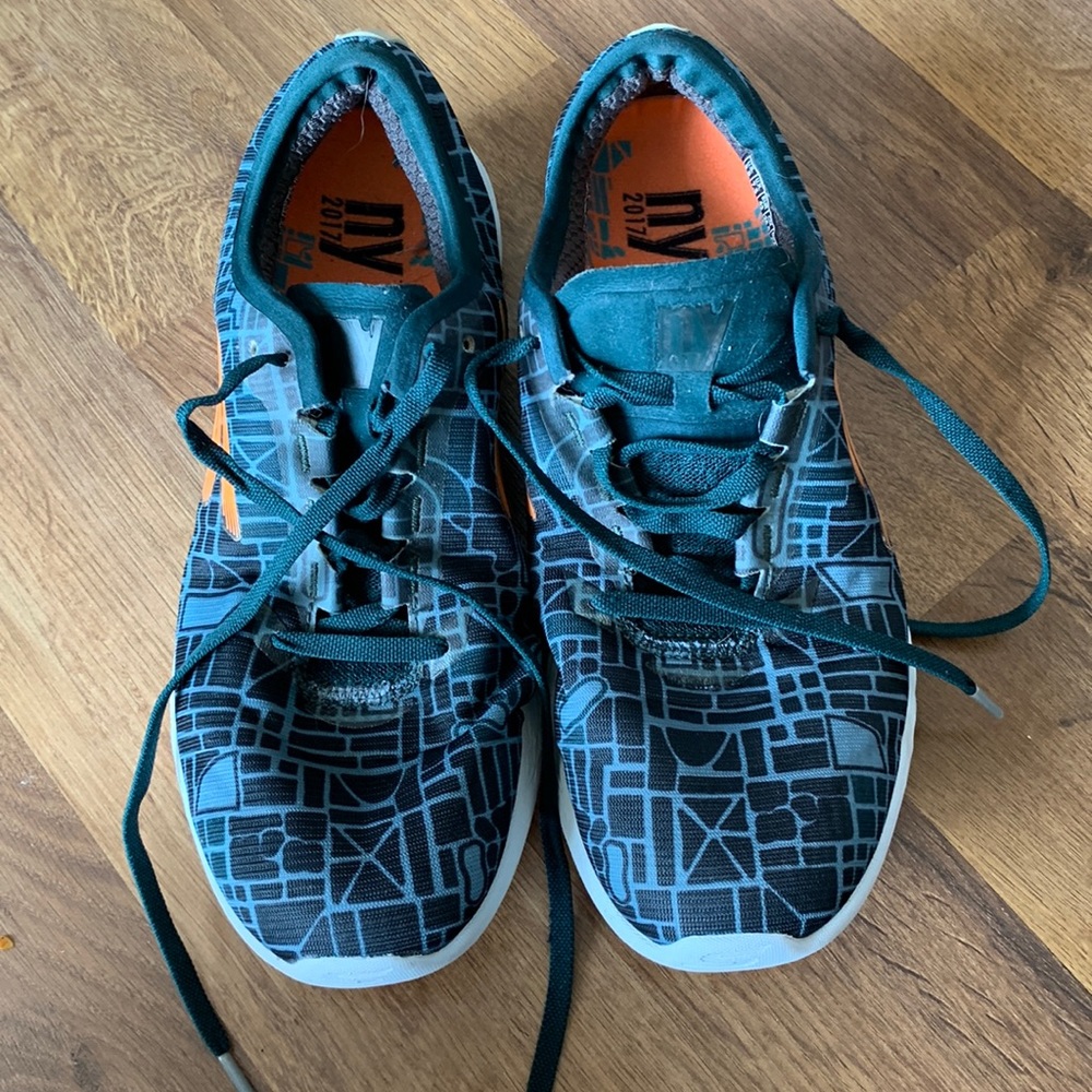 Sketchers woman’s tennis shoes size 8.5